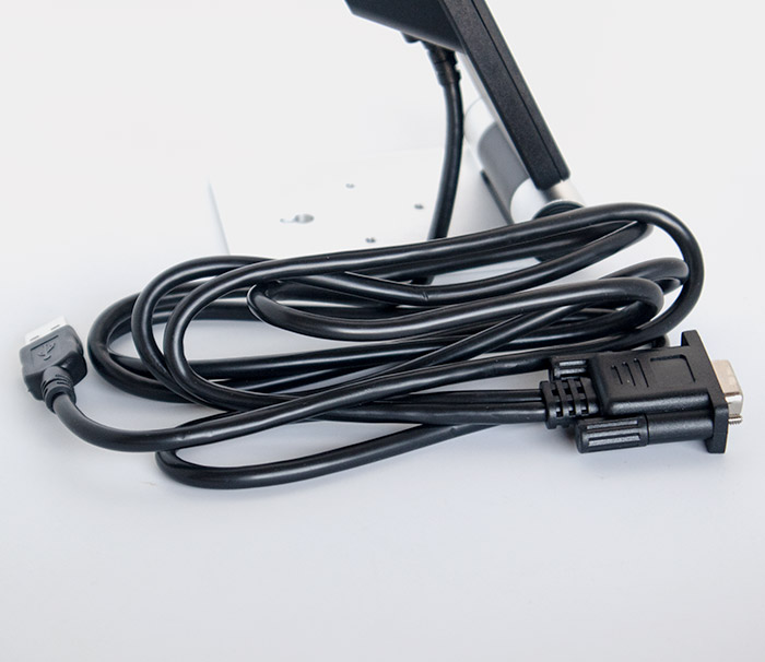 ケーブルにはRS-232CとUSBコネクターが付いており、RS-232Cコネクターから通信、USBコネクターから給電をします。